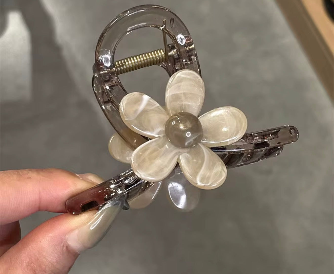 Floral Hair Claw Clip – Glossy Petal Design (10 cm)