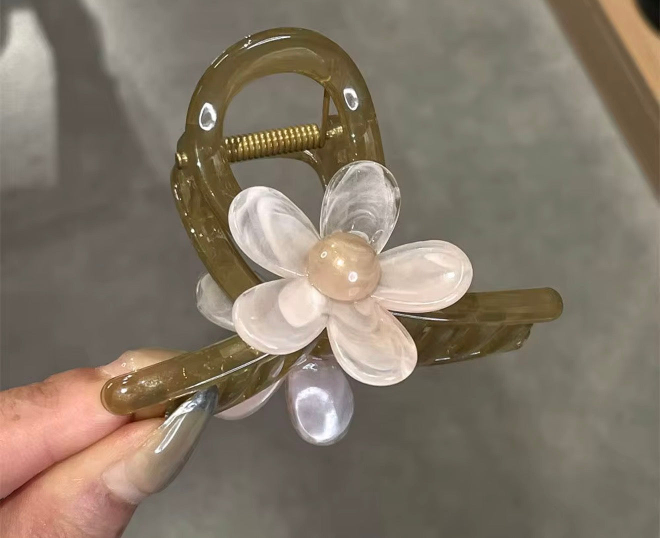 Floral Hair Claw Clip – Glossy Petal Design (10 cm)