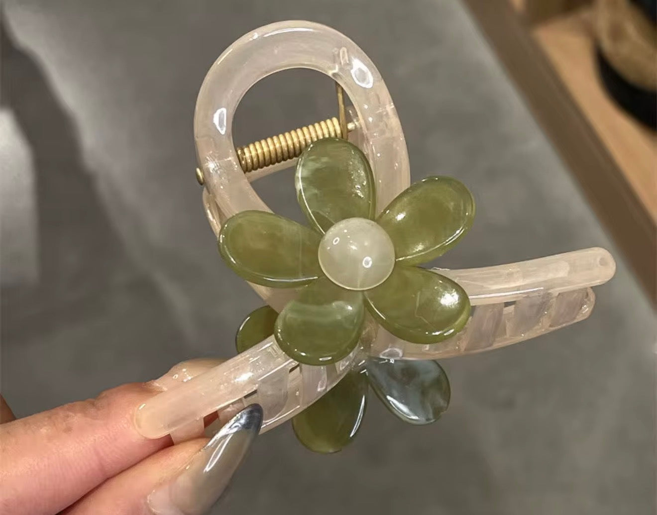 Floral Hair Claw Clip – Glossy Petal Design (10 cm)